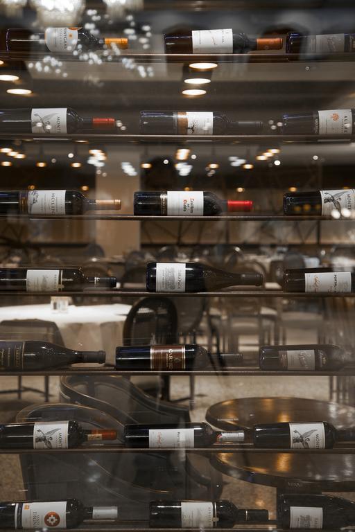 Hotel Regal Pacific Σαντιάγκο Εξωτερικό φωτογραφία Wine bottles at a restaurant