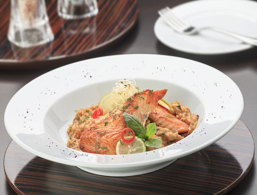 Hotel Regal Pacific Σαντιάγκο Εξωτερικό φωτογραφία A plate of salmon and rice