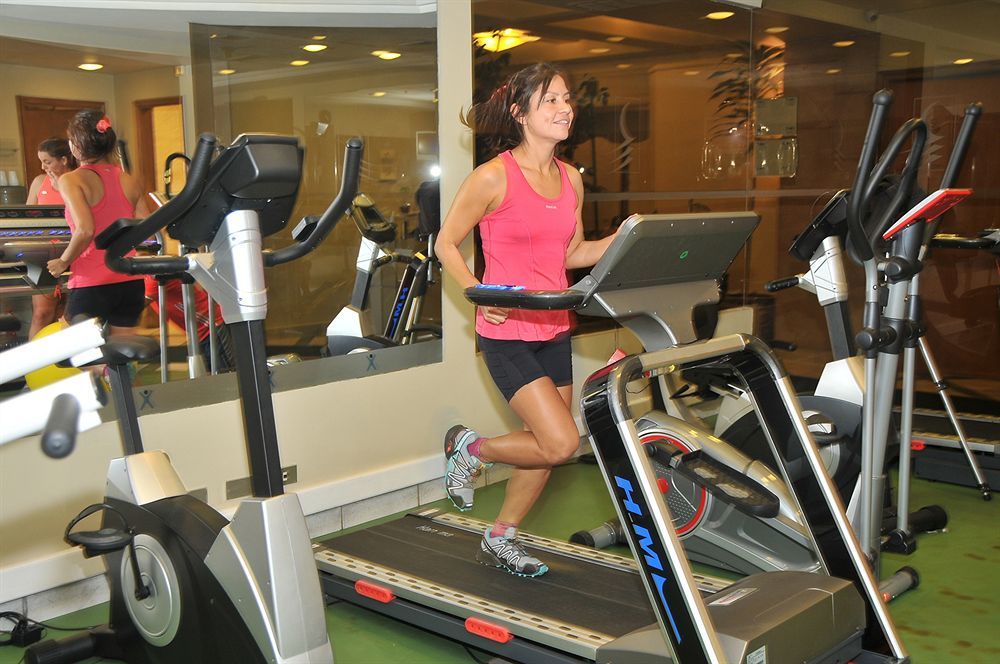 Hotel Regal Pacific Σαντιάγκο Εξωτερικό φωτογραφία A woman on a treadmill